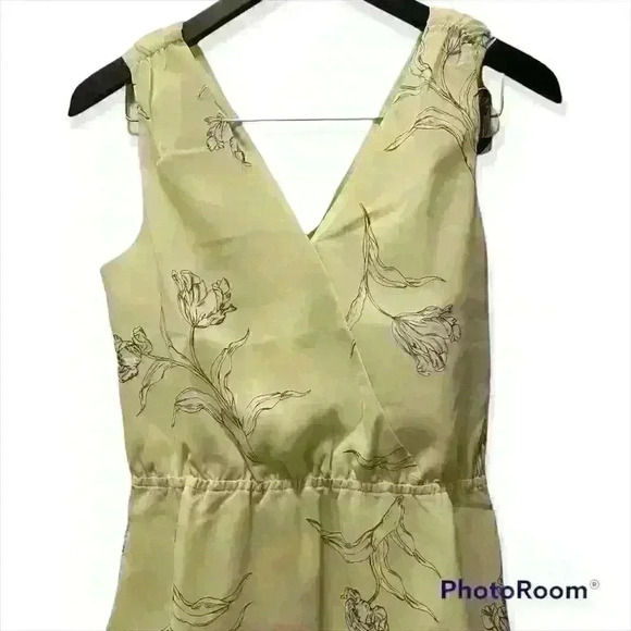 NWT: Banana Republic V Neck Peplum Sleeveless Blouse - Picture 4 of 16